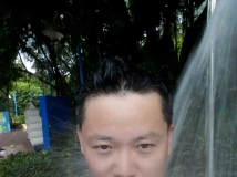 每个人的心里都潜藏着一条悲伤的河。 你有你的疼痛，我有我的艰辛，并非不懂......